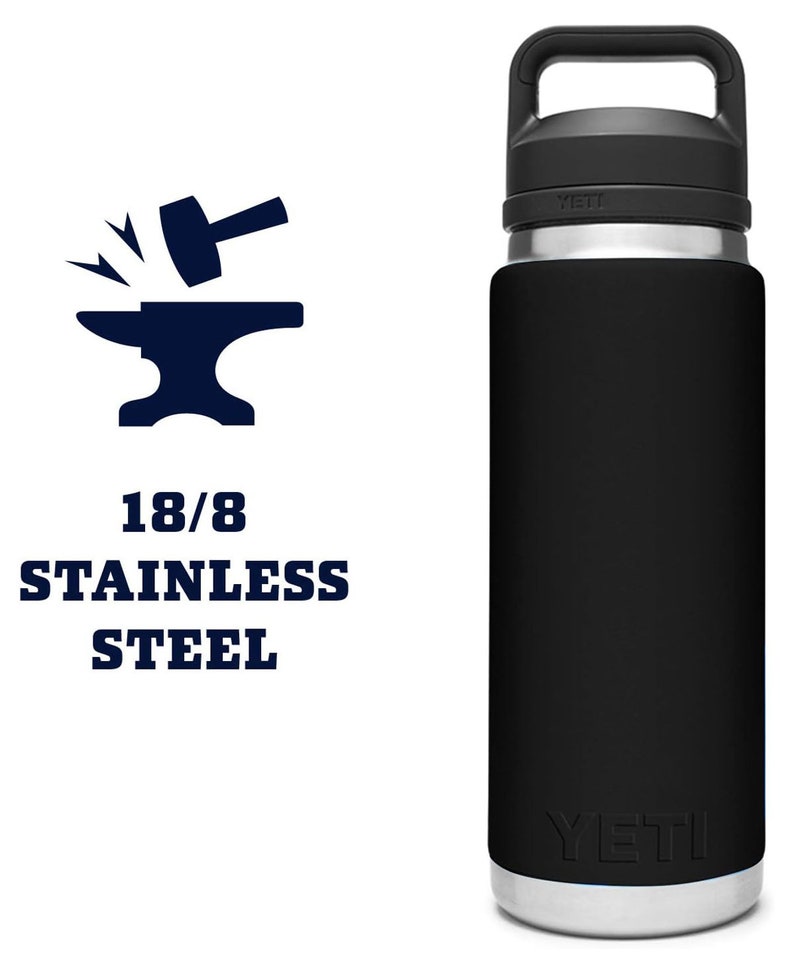 Puede incluir: Una botella de agua negra de acero inoxidable con asa y base plateada. La botella tiene la marca "YETI" impresa. El texto "18/8 STAINLESS STEEL" se muestra junto a un gr&aacute;fico de un martillo y un yunque.