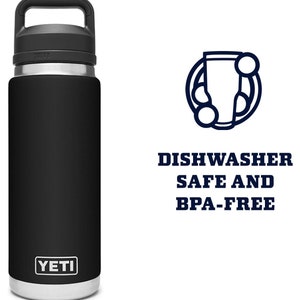 Puede incluir: Una botella de agua aislada negra con asa y base plateada. La botella tiene la marca "YETI" en la parte delantera. Tambi&eacute;n es visible el texto "DISHWASHER SAFE AND BPA-FREE".