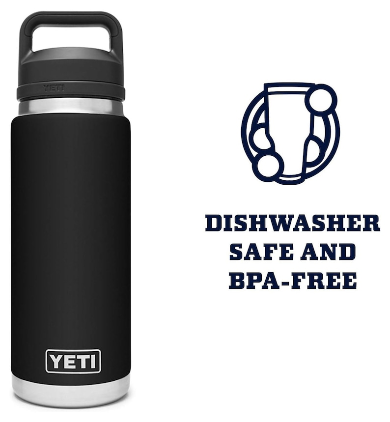 Puede incluir: Una botella de agua aislada negra con asa y base plateada. La botella tiene la marca "YETI" en la parte delantera. Tambi&eacute;n es visible el texto "DISHWASHER SAFE AND BPA-FREE".