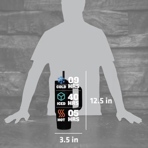 Pu&ograve; includere: Bicchiere termico nero con manico e cannuccia. Il bicchiere &egrave; alto 31,75 cm e largo 8,89 cm. Il testo indica che mantiene il freddo per 9 ore, il ghiaccio per 40 ore e il caldo per 5 ore.