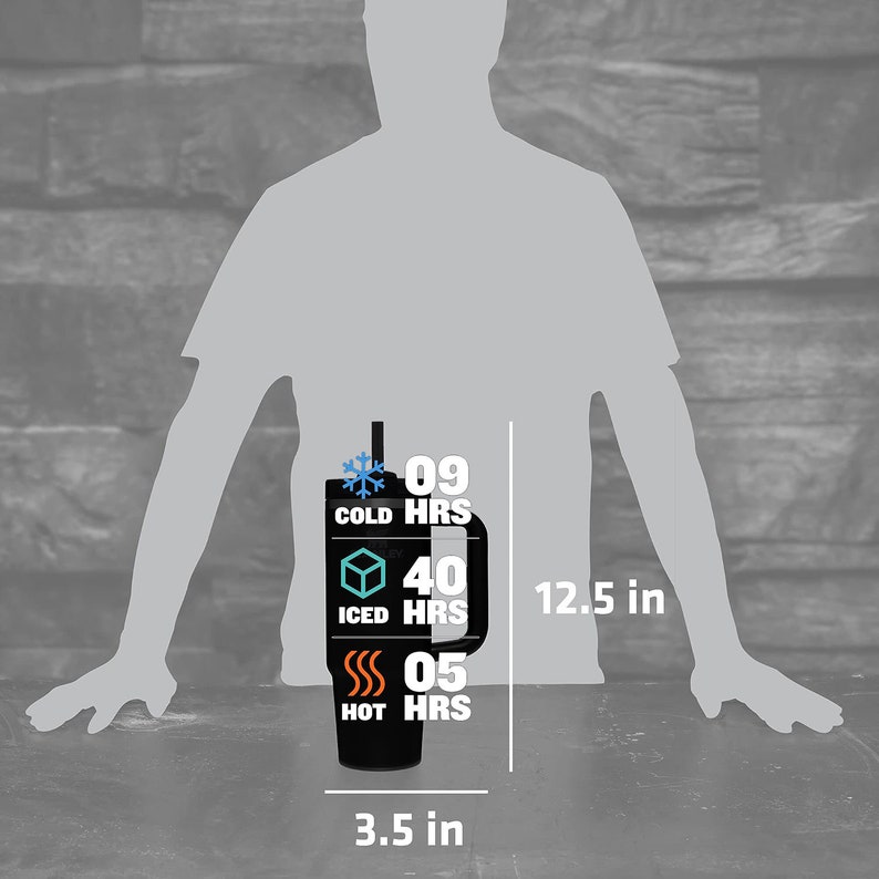 Pu&ograve; includere: Bicchiere termico nero con manico e cannuccia. Il bicchiere &egrave; alto 31,75 cm e largo 8,89 cm. Il testo indica che mantiene il freddo per 9 ore, il ghiaccio per 40 ore e il caldo per 5 ore.