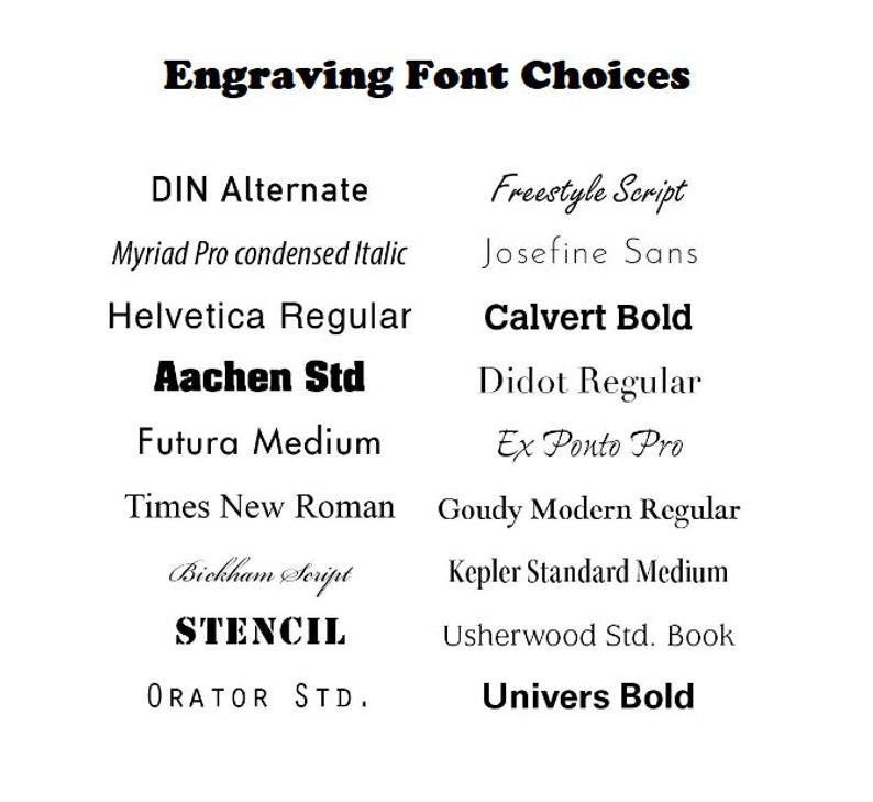 以下が含まれることがあります： 「Engraving Font Choices」というタイトルのリストで、DIN Alternate、Myriad Pro condensed Italic、Helvetica Regular、Aachen Std、Futura Medium、Times New Roman、Bickham Script、STENCIL、ORATOR STD、Freestyle Script、Josefine Sans、Calvert Bold、Didot Regular、Ex Ponto Pro、Goudy Modern Regular、Kepler Standard Medium、Usherwood Std. Book、Univers Boldなど、白地に20種類の黒いフォントスタイルが並んでいます。