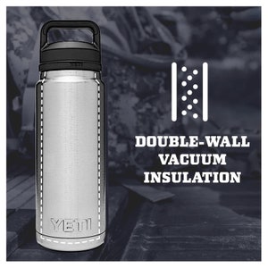 Puede incluir: Una botella de agua de acero inoxidable con asa y tapa negras. La botella tiene el nombre de la marca "YETI" impreso. La imagen tambi&eacute;n muestra un diagrama que ilustra el aislamiento al vac&iacute;o de doble pared.