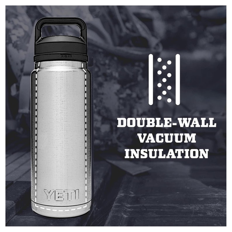 Puede incluir: Una botella de agua de acero inoxidable con asa y tapa negras. La botella tiene el nombre de la marca "YETI" impreso. La imagen tambi&eacute;n muestra un diagrama que ilustra el aislamiento al vac&iacute;o de doble pared.