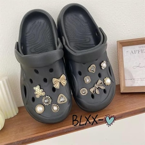 2025 Original dark baroque shoe flower, alloy bow temperament hole shoe buckle high-end ins pearl diamond jewelry Various holiday gifts
