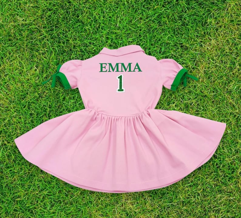Vestido rosa de golf *Vestido blanco y verde para niña pequeña de Caddy*Hoyo en uno Cumpleaños - Niña jugando al golf - Fiesta de golf - Regalos de golf - Sudadera de golf Dress+BackName