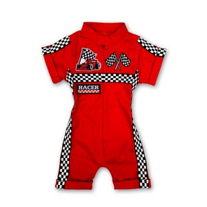 Presentation of the personalised red short-sleeved romper and a matching red baby hat with a tiny race car patch. Perfect set for "Two Fast" or "Fast One" themed birthday parties. A great gift option and photo costume for families who love motorsports and racing.