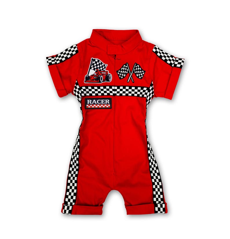Presentation of the personalised red short-sleeved romper and a matching red baby hat with a tiny race car patch. Perfect set for "Two Fast" or "Fast One" themed birthday parties. A great gift option and photo costume for families who love motorsports and racing.