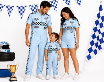 Könnte beinhalten: Hellblaue Rennsport-Overalls und ein Strampler mit schwarz-weißem Karomuster, gekreuzten Flaggen und dem Text DAD 2, MOM 2 und Levi 2. Die Kleidungsstücke verfügen über kurze Ärmel, Frontreißverschlüsse und aufgedruckte Rennsport-Embleme.