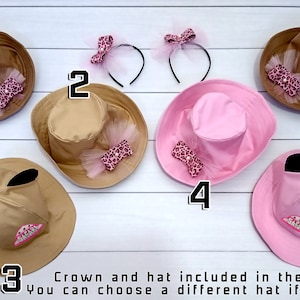 Puede incluir: Una variedad de sombreros de safari en varios colores, incluyendo marr&oacute;n, beige y rosa. Algunos sombreros presentan elementos decorativos como lazos con estampado de leopardo y tul. La imagen tambi&eacute;n incluye diademas con lazos a juego.