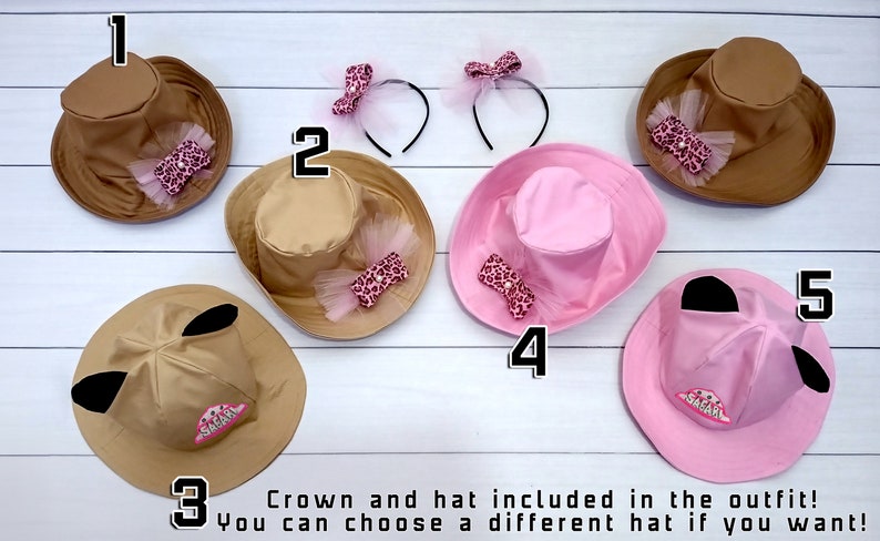 Puede incluir: Una variedad de sombreros de safari en varios colores, incluyendo marr&oacute;n, beige y rosa. Algunos sombreros presentan elementos decorativos como lazos con estampado de leopardo y tul. La imagen tambi&eacute;n incluye diademas con lazos a juego.