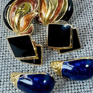 Pendientes modernistas de esmalte con parte posterior perforada de la colección Trifari vintage, lágrima azul marino, cuadrados de oro negro y oro marrón firmados por Trifari, c. década de 1980.