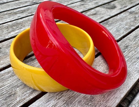 Retro Chunky Lucite Bangle: Red Geometric, Wide Y… - image 3