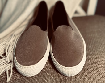 Zapatillas Friulane. Zapatillas de terciopelo, mocasines de terciopelo, zapatos de mujer, hechos a mano en Italia.