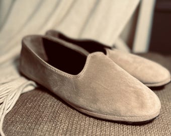 Friulane. Pantuflas de terciopelo, mocasines de terciopelo, zapatos de mujer, hechos a mano en Italia.
