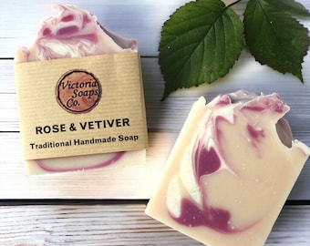 ROSE & VETIVER natürliches handgemachtes Seifenstück, mit Kakaobutter angereichert, organisch, vegane Hautpflege, trockene Haut, Geschenk für Sie