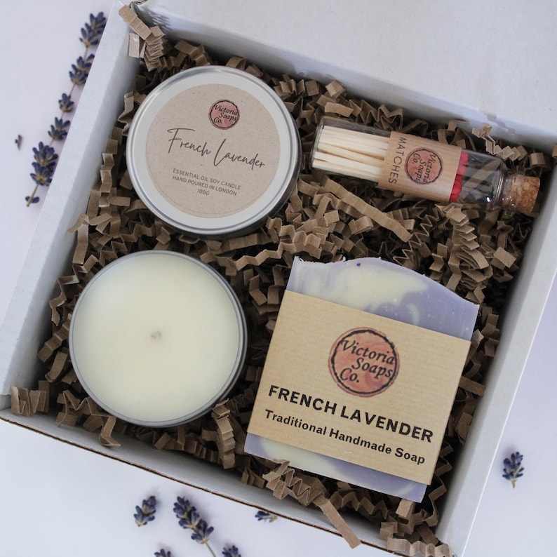 Presentset med handgjord tvål och sojaljus / Födelsedagspresent / Vegansk vårgåva för välbefinnande - Personalisering tillgänglig French lavender