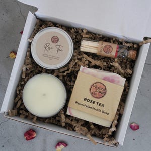 Presentset med handgjord tvål och sojaljus / Födelsedagspresent / Vegansk vårgåva för välbefinnande - Personalisering tillgänglig Rose Tea