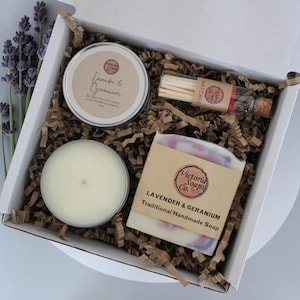 Presentset med handgjord tvål och sojaljus / Födelsedagspresent / Vegansk vårgåva för välbefinnande - Personalisering tillgänglig Lavender & Geranium