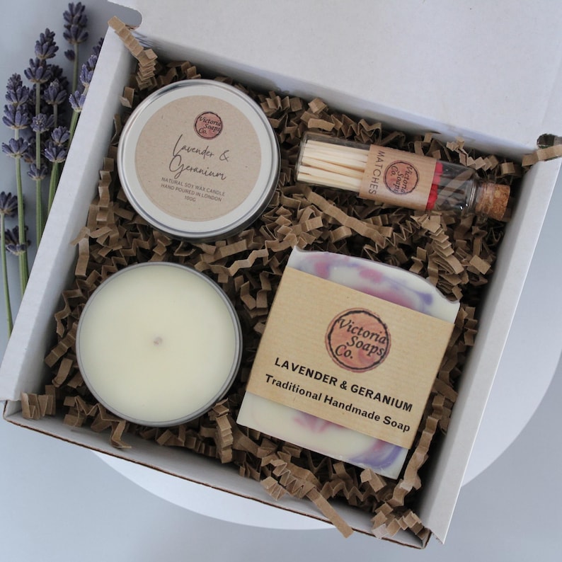 Presentset med handgjord tvål och sojaljus / Födelsedagspresent / Vegansk vårgåva för välbefinnande - Personalisering tillgänglig Lavender & Geranium
