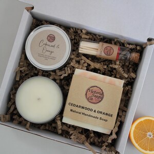 Presentset med handgjord tvål och sojaljus / Födelsedagspresent / Vegansk vårgåva för välbefinnande - Personalisering tillgänglig Cedarwood & Orange