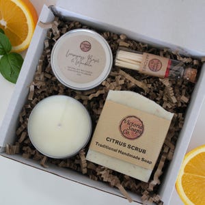 Presentset med handgjord tvål och sojaljus / Födelsedagspresent / Vegansk vårgåva för välbefinnande - Personalisering tillgänglig Citrus Scrub