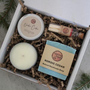 Presentset med handgjord tvål och sojaljus / Födelsedagspresent / Vegansk vårgåva för välbefinnande - Personalisering tillgänglig Nordic Cedar
