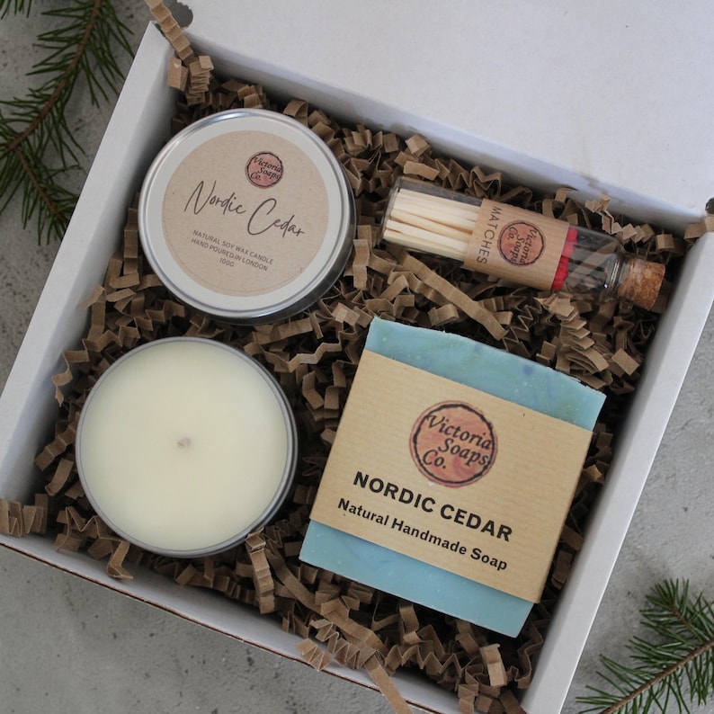 Presentset med handgjord tvål och sojaljus / Födelsedagspresent / Vegansk vårgåva för välbefinnande - Personalisering tillgänglig Nordic Cedar