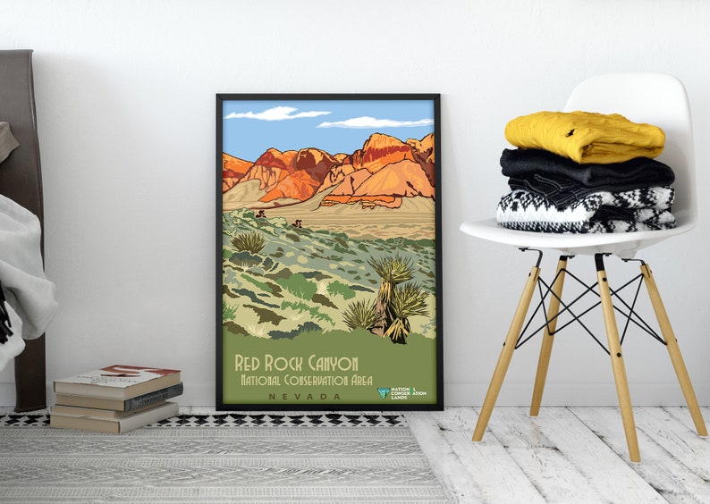 K&ouml;nnte beinhalten: Ein Vintage-Poster mit einer malerischen Aussicht auf das Red Rock Canyon National Conservation Area in Nevada. Das Poster zeigt eine Landschaft mit roten Felsformationen, W&uuml;stenvegetation und einem blauen Himmel mit Wolken. Der Text "Red Rock Canyon National Conservation Area Nevada" ist am unteren Rand des Posters gedruckt.