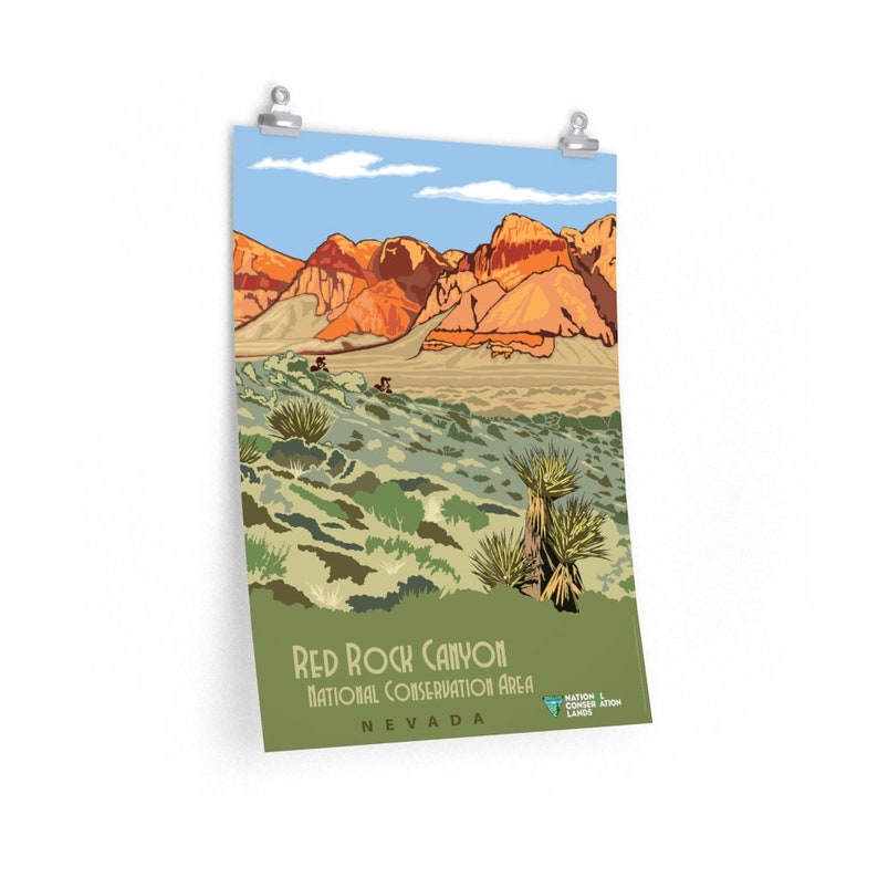 K&ouml;nnte beinhalten: Ein Vintage-Poster mit einer malerischen Aussicht auf das Red Rock Canyon National Conservation Area in Nevada. Das Poster zeigt eine Landschaft mit roten Felsformationen, gr&uuml;ner Vegetation und einem blauen Himmel mit Wolken. Der Text "Red Rock Canyon National Conservation Area Nevada" ist am unteren Rand des Posters zu sehen.