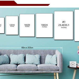 K&ouml;nnte beinhalten: Ein visueller Leitfaden f&uuml;r verschiedene Leinwanddruckgr&ouml;&szlig;en von 8x10 Zoll bis 24x36 Zoll. Die Gr&ouml;&szlig;en werden auf wei&szlig;en Rechtecken vor einem hellblauen Hintergrund angezeigt. Der Text "A1 23.4X33.1 Inches" wird auf einem der Rechtecke angezeigt. Das Bild zeigt auch ein graues Sofa und einen Beistelltisch mit einer Blumenvase.