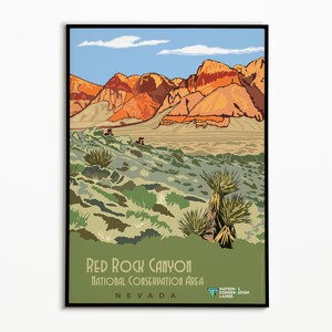 K&ouml;nnte beinhalten: Ein Vintage-Poster mit einer malerischen Aussicht auf das Red Rock Canyon National Conservation Area in Nevada. Das Poster zeigt eine Landschaft mit roten Felsformationen, W&uuml;stenvegetation und einem blauen Himmel mit Wolken. Der Text "Red Rock Canyon National Conservation Area Nevada" ist am unteren Rand des Posters gedruckt.