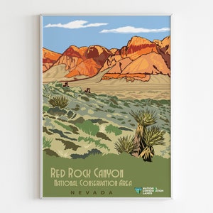 K&ouml;nnte beinhalten: Ein Vintage-Poster mit einer malerischen Aussicht auf das Red Rock Canyon National Conservation Area in Nevada. Das Poster zeigt eine Landschaft mit roten Felsformationen, gr&uuml;ner Vegetation und einem blauen Himmel mit Wolken. Der Text "Red Rock Canyon National Conservation Area Nevada" ist am unteren Rand des Posters zu sehen.