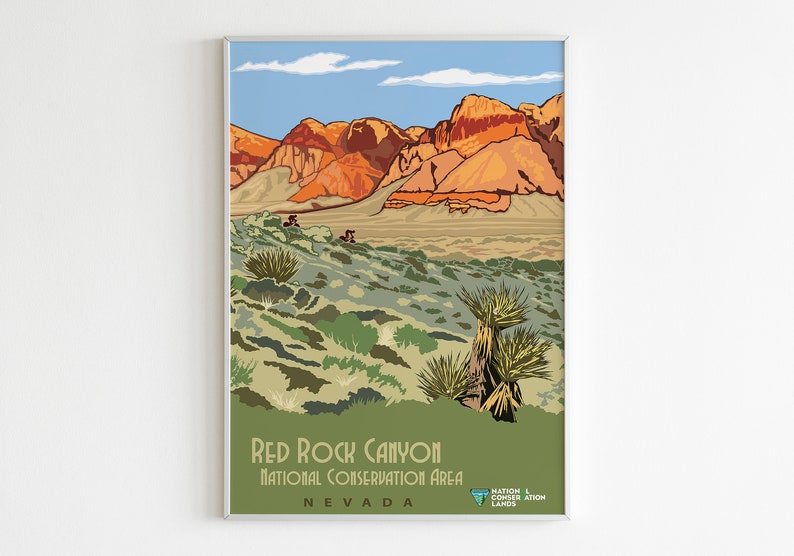 K&ouml;nnte beinhalten: Ein Vintage-Poster mit einer malerischen Aussicht auf das Red Rock Canyon National Conservation Area in Nevada. Das Poster zeigt eine Landschaft mit roten Felsformationen, gr&uuml;ner Vegetation und einem blauen Himmel mit Wolken. Der Text "Red Rock Canyon National Conservation Area Nevada" ist am unteren Rand des Posters zu sehen.