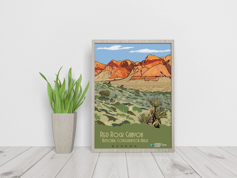 K&ouml;nnte beinhalten: Ein Vintage-Poster mit einer malerischen Aussicht auf das Red Rock Canyon National Conservation Area in Nevada. Das Poster zeigt eine farbenfrohe Illustration von roten Felsformationen, W&uuml;stenvegetation und einem blauen Himmel mit Wolken. Der Text "Red Rock Canyon National Conservation Area Nevada" ist am unteren Rand des Posters gedruckt.