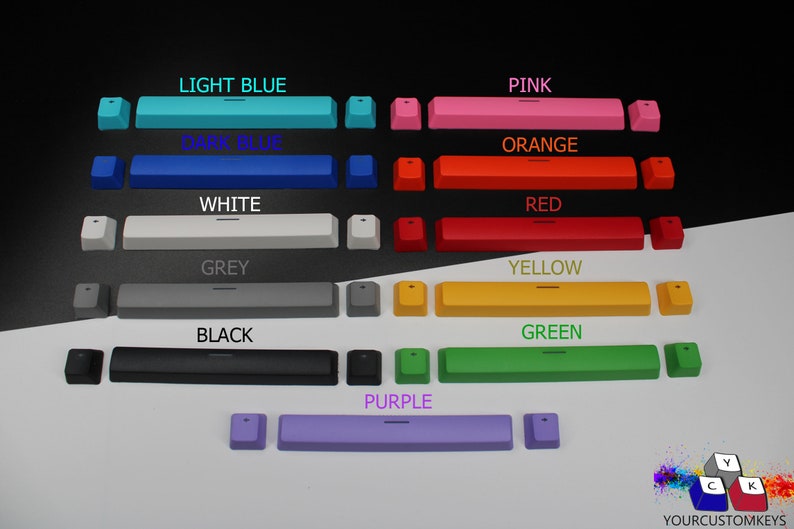Pu&ograve; includere: Una collezione di tasti colorati per tastiera in vari colori, tra cui azzurro, blu scuro, rosa, arancione, rosso, giallo, verde e viola. Ogni set include un tasto lungo e due tasti pi&ugrave; piccoli. I testi "LIGHT BLUE", "DARK BLUE", "PINK", "ORANGE", "RED", "YELLOW", "GREEN" e "PURPLE" sono visualizzati.