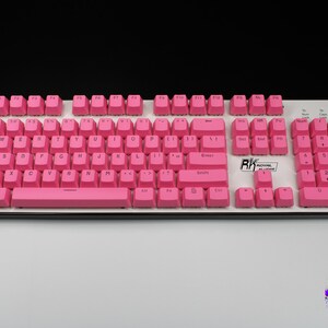 Pu&ograve; includere: Un cartello in legno rustico con la scritta "Welcome to our home" in stile scritto a mano. Il cartello presenta una finitura invecchiata e un design semplice e invitante, perfetto per un portico o un ingresso.