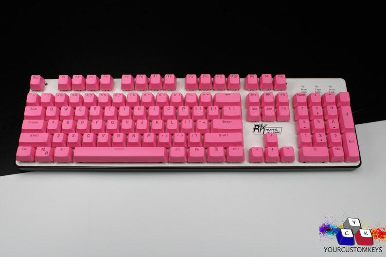 Pu&ograve; includere: Un cartello in legno rustico con la scritta "Welcome to our home" in stile scritto a mano. Il cartello presenta una finitura invecchiata e un design semplice e invitante, perfetto per un portico o un ingresso.