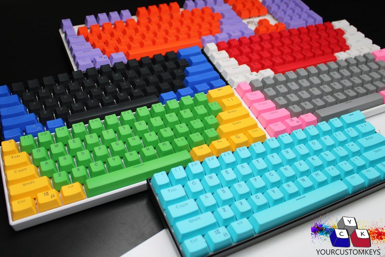 Pu&ograve; includere: Un cartello in legno fatto a mano con la scritta "Welcome" in un carattere giocoso. Il cartello presenta uno sfondo bianco invecchiato e una cornice in legno tinto scuro. Perfetto per l'arredamento della casa.