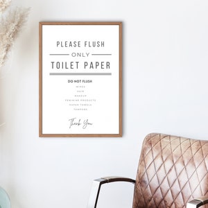 Puede incluir: Un cartel enmarcado con el texto "Por favor, tire solo papel higi&eacute;nico" y una lista de art&iacute;culos que no deben tirarse por el inodoro, incluyendo toallitas, cabello, maquillaje, productos femeninos, toallas de papel y tampones. El cartel tambi&eacute;n dice "Gracias".