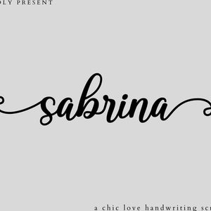 Può includere: Un font di scrittura a mano chiamato "Sabrina" in nero, con il testo "a chic love handwriting script by Kayla" sotto.