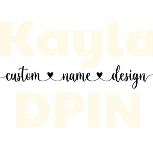 Può includere: Uno sfondo bianco con il nome "Kayla" in grandi lettere bianche in grassetto. Sotto il nome c'è il testo "custom name design" in corsivo nero con due piccoli cuori. Sotto c'è il testo "DPIN" in grandi lettere bianche in grassetto.