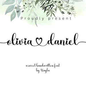 Może przedstawiać: Projekt czcionki pisanej odręcznie z imionami Olivia i Daniel, oddzielonymi symbolem serca. Tekst brzmi "Proudly present Olivia ♥ Daniel a sweet handwritten font by Kayla".