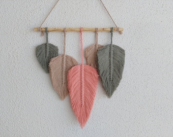 Colgante de pared de macramé personalizado, decoración de pared para dormitorio, guardería, habitación de niñas, decoración de inauguración de la casa, plumas verdes, regalo de Navidad