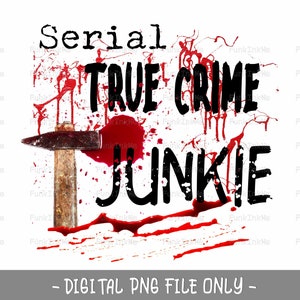Puede incluir: Un dise&ntilde;o gr&aacute;fico digital con el texto "Serial True Crime Junkie" en negro con salpicaduras rojas y un martillo en el fondo.