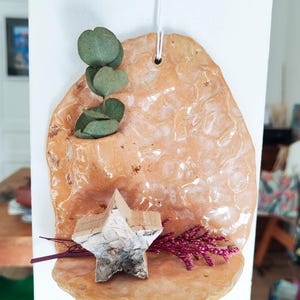 Handmade ceramic wall shelf – Textured pinkish beige wall memento – Small decorative shelf with pocket – Unique handcrafted piece