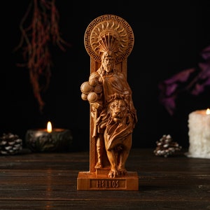 以下が含まれることがあります： 太陽のギリシャ神ヘリオスのライオンに乗った木製の彫刻。彼は両手に球を持ち、放射状の光を放つ冠をかぶっている。彫刻は「HELIOS」と刻まれた木製の台座の上に置かれている。