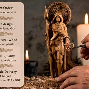 Puede incluir: Escultura de madera tallada a mano de una figura con una lanza y un dise&ntilde;o de halo. La figura est&aacute; siendo tallada a mano. La imagen incluye texto que dice "Pedidos personalizados" y "100% madera natural".