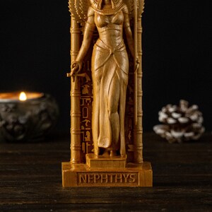 Egyptische godin Nephthys, Nephthys met vleugelsstandbeeld, oude goden van Egypte, goden van Egypte, oud heidendom, heidens altaar, altaarstandbeeld van Egypte afbeelding 3