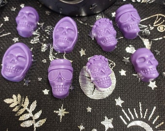 Set of 10 Skull Shaped Halloween themed Wax melts. Lovey Present for friends and family. Multiple fragrance and colour options.